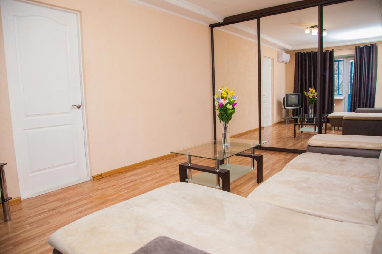 Semi Luxury Apt On Yatsenka 8 Near Intourist Hotel Zaporizhia Ngoại thất bức ảnh