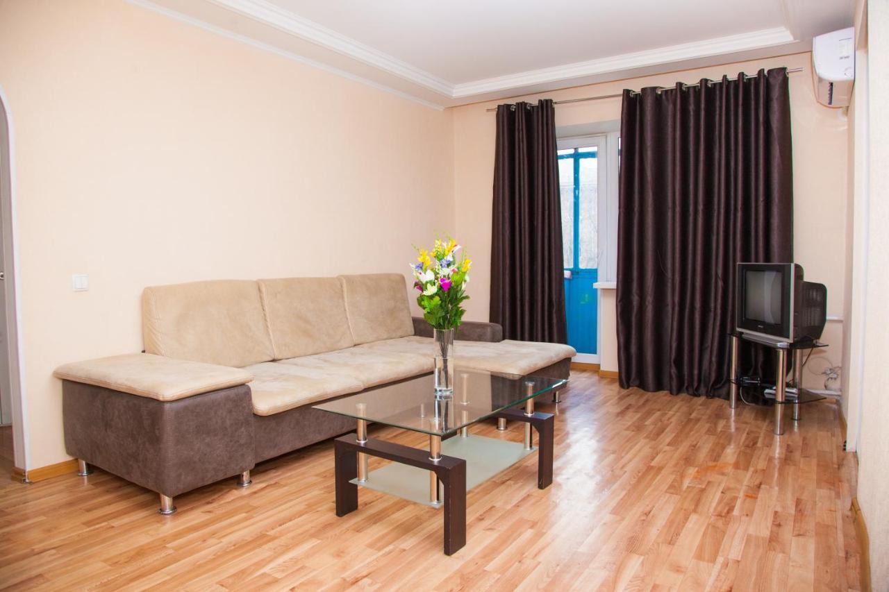 Semi Luxury Apt On Yatsenka 8 Near Intourist Hotel Zaporizhia Ngoại thất bức ảnh